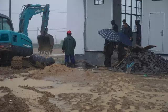 583d3128c798d.jpg 工作中,他們是戰友。.jpg