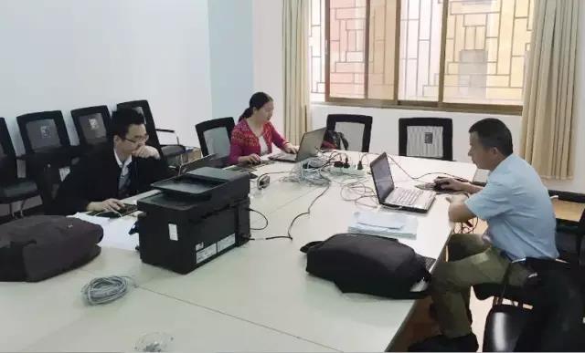 583d317c2f378.jpg 工作中,他們保持著一種簡單、積極、默契的人際關系.jpg